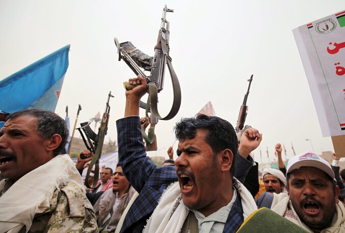 Aanhangers van de president van Jemen protesteren met hun wapens in Sanaa.