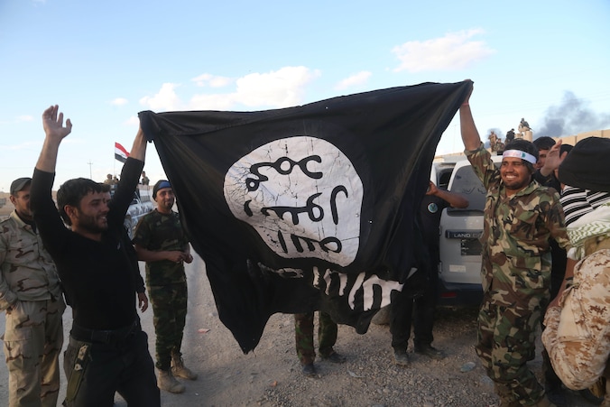 Sjiitische strijders vieren hun overwinning op IS in het Iraakse dorp Albu Ajil, nabij Tikrit.