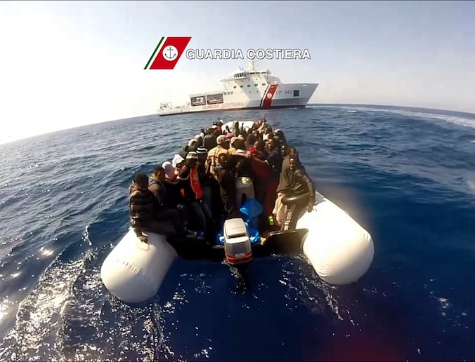 Beeld uit een video door de Italiaanse kustwacht bij een reddingsoperatie op 15 april (archiefbeeld).