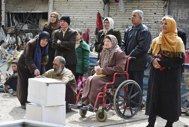 Inwoners van Yarmouk wachten op 11 maart van dit jaar op humanitaire hulp.