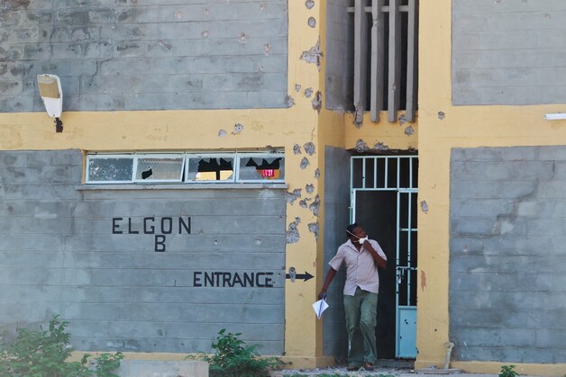 Een beschadigde muur van de universiteit in Garissa.