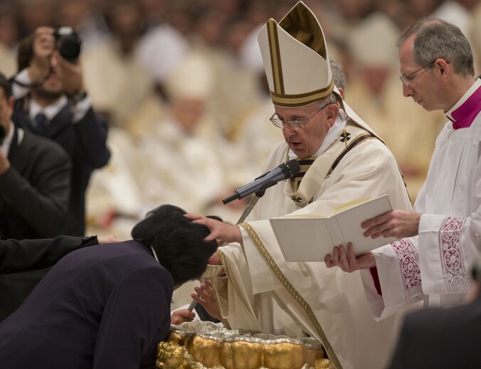 Paus Franciscus doopt Rachel Khayesi uit Kenia.