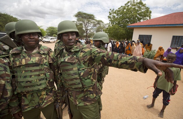 Keniaanse soldaten patrouilleren in de straten van Garissa.