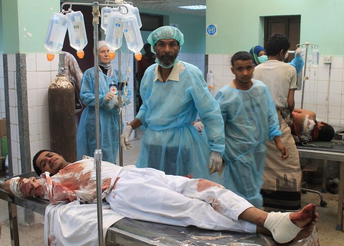 Een man wordt behandeld aan zijn verwondingen in een ziekenhuis in Aden, waar een groot gebrek is aan medische personeel.