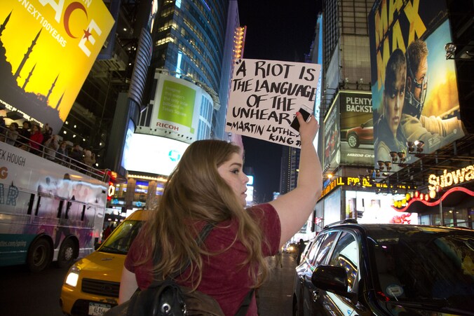 Een actievoerster op het New Yorkse Times Square.