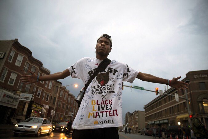 Een betoger in Baltimore.