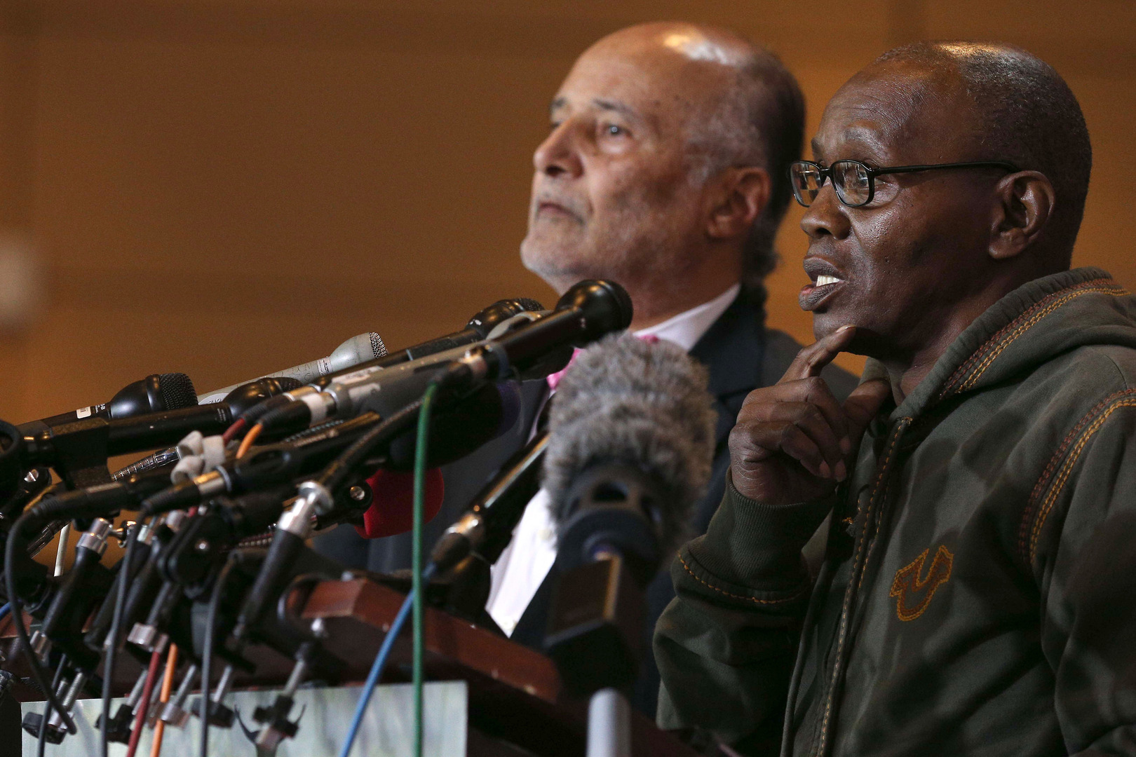 De stiefvader van Freddie Gray, Richard Shipley spreekt de pers toe.