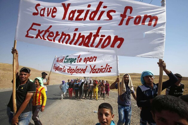 "Red yezidi's van de uitroeiing", luidt het op dit spandoek nabij de Iraaks-Syrische grens.