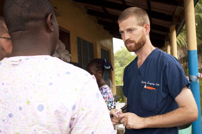 Ken Brantly (rechts) in Liberia voordat hij het virus opliep