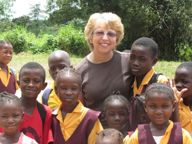Nancy Writebol met kinderen in Liberia.