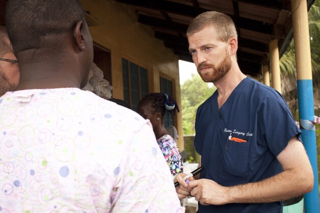 Kent Brantly aan het werk in het ebola-centrum.
