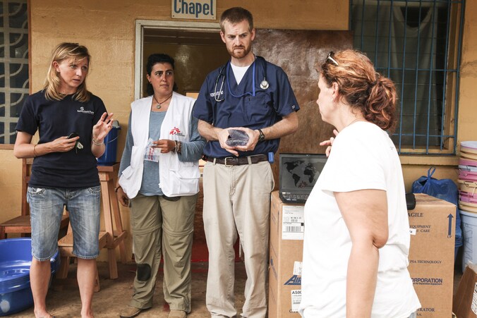 Dokter Kent Brantly (tweede van links) aan het werk in Monrovia.