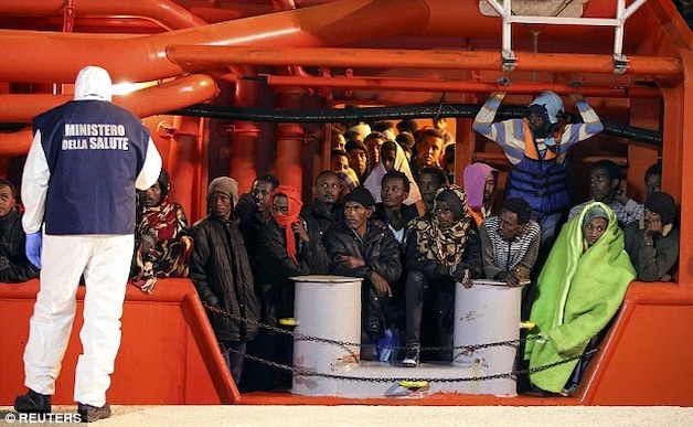 Migranten op een sleepboot in de Siciliaanse haven van Pozallo. Ze werden het voorbije weekend gered op de Middellandse Zee.