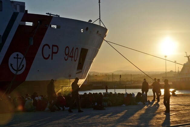 Vluchtelingen bij een reddingsschip in de Italiaanse Augusta-haven.