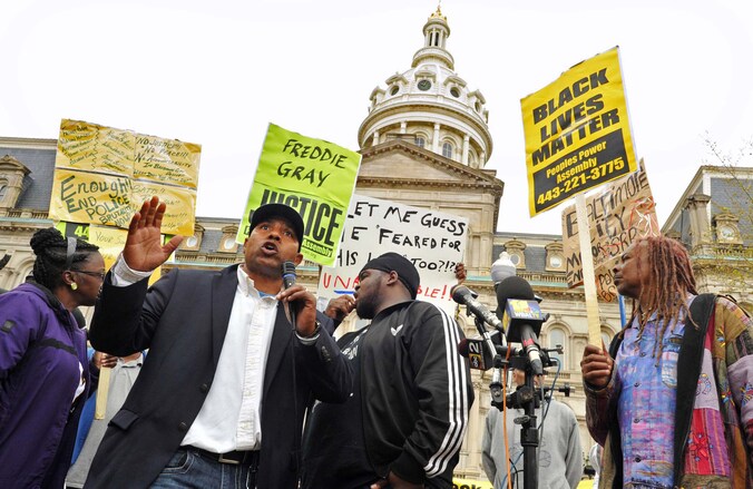 Een demonstratie tegen politiegeweld voor het gemeentehuis van Baltimore