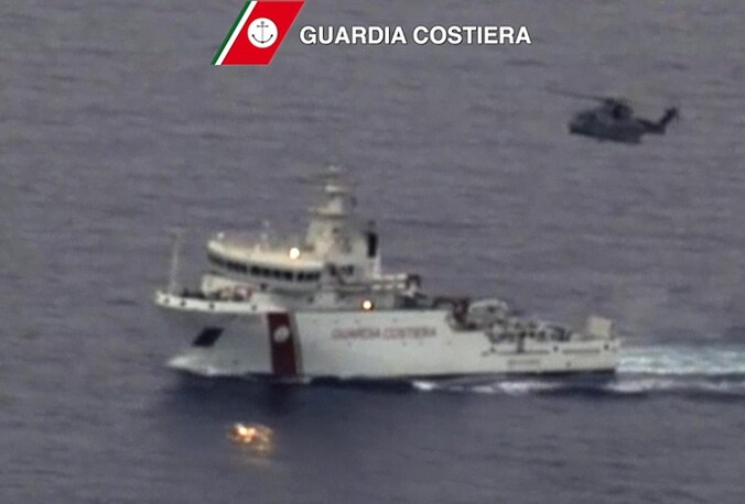 De Italiaanse kustwacht speurt de zee af