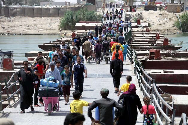 Families uit Ramadi op weg naar Bagdad.