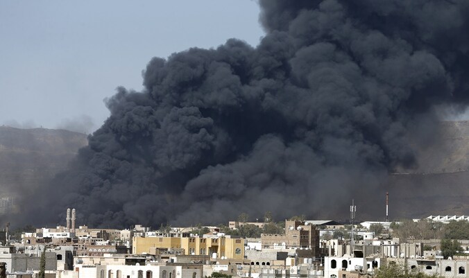 Een gigantische rookwolk boven Sanaa na de bombardementen.