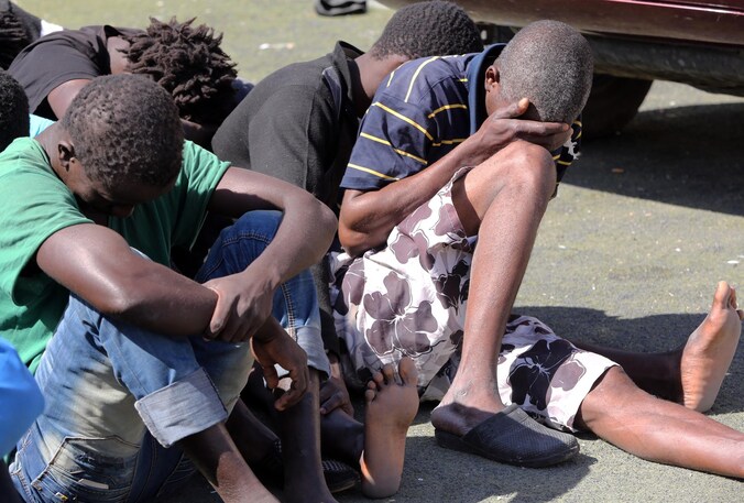 De migranten bevinden zich nu in een gesloten centrum in Tripoli na hun arrestatie in Tajoura eerder op de dag.