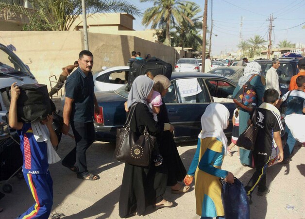 Inwoners vluchten uit Ramadi nadat IS de stad zondag heeft ingenomen.