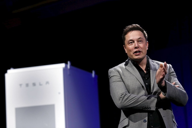 De charismatische Elon Musk bij de voorstelling van de Tesla batterij, die opgeladen kan worden met zonnepanelen en het huis van elektriciteit kan voorzien