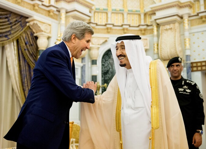 John Kerry was vorige week nog op bezoek in Saoedi-Arabië. Hij schudt de hand van koning Salman.