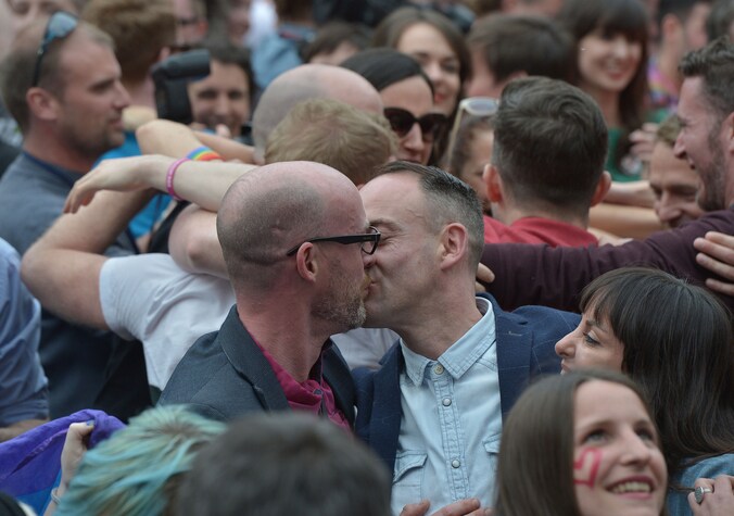 Een Iers homokoppel viert het resultaat van het referendum over het homohuwelijk.