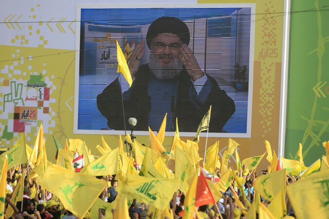 Hezbollah-leider Hassan Nasrallah spreekt zijn aanhangers toe via een videoverbinding vanaf een geheime locatie.