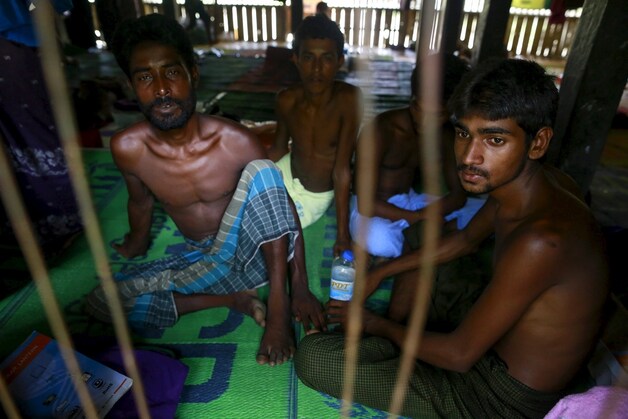 Bootvluchtelingen uit Bangladesh worden opgevangen in een vluchtelingenkamp in Myanmar.