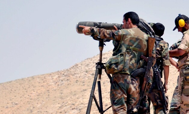 Syrische troepen verkennen de regio bij de stad.