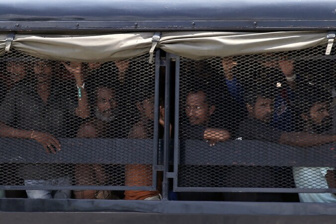 Vluchtelingen uit Bangladesh en Rohingya-moslims komen aan in een detentiecentrum in Langkawi, Maleisië.