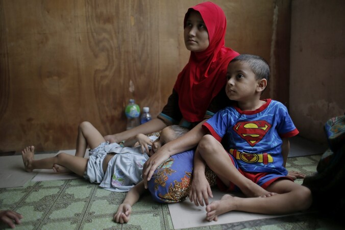 Een moeder met twee kinderen, gevlucht uit Myanmar en nu in Kuala Lumpur.