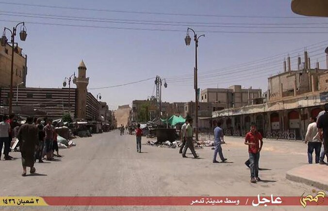 Beeld uit een video van de jihadistische mediagroep Welayat Homs toont naar hun zeggen mensen in de straten van Palmyra na de inname van de stad door IS.