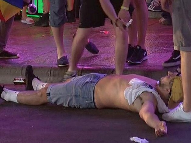 Een straattafereeltje in Magaluf, enkele uren nadat de strenge maatregelen van kracht werden die de zwijnerijen in het stadje een halt zouden moeten toeroepen.