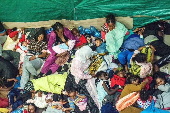 Een boot met vluchtelingen van Eritrea en Syrië op weg naar Europa.
