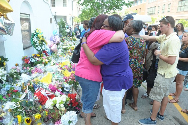 Inwoners van Charleston zoeken steun bij elkaar.