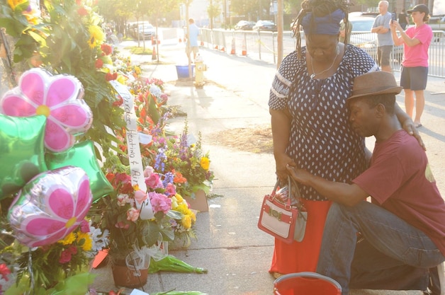 Inwoners van Charleston zoeken steun bij elkaar.