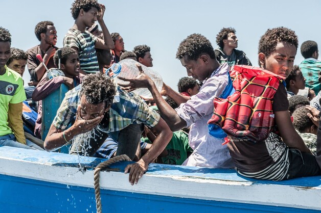 60 geredde bootvluchtelingen op weg naar Sicilië.