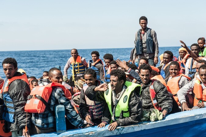 Vluchtelinegn uit Syrië en Eritrea worden op zee gered door een Italiaans marineschip. Italië dreigt ermee geen door buitenlandse marineschepen geredde vluchtelingen meer voet op Italiaanse bodem te laten zetten.