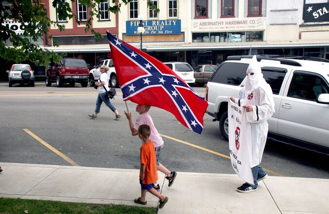 Een lid van de Ku Klux Klan demonstreert met de zuiderse vlag in de staat Tennessee. Foto uit 2009.