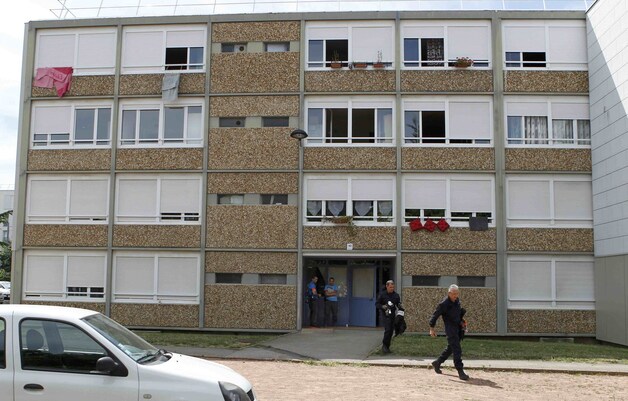 Het appartement van verdachte Yacine Salhi (35) wordt doorzocht.
