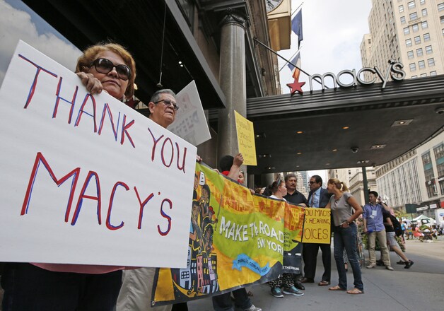 Demonstranten aan het warenhuis Macy's in New York.