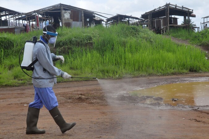 Er wordt gedesinfecteerd rond het huis waar deze week een jongen aan ebola overleed