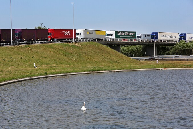 Vrachtwagens schuiven aan voor de haven van Calais.