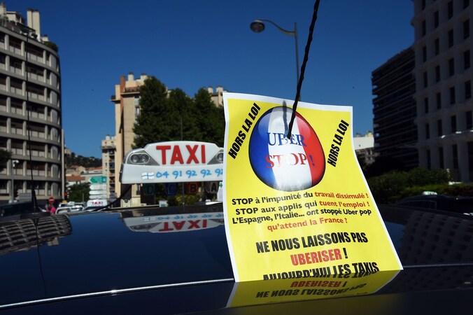 Franse taxichauffeurs protesteren al weken tegen Uber en de taxiapp UberPOP.