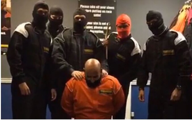 De smakeloze video werd tijdens een teambuildingdag gemaakt.