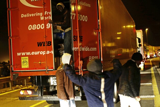 Beeld van de voorbije nacht. Migranten forceren trucks open en proberen zo in Engeland te raken.