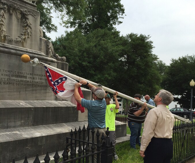 Bentley zei tegen plaatselijke media dat de verwijdering te maken heeft met de racistische moorden afgelopen week in South Carolina.