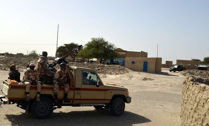 Nigeriaanse soldaten op patrouille.