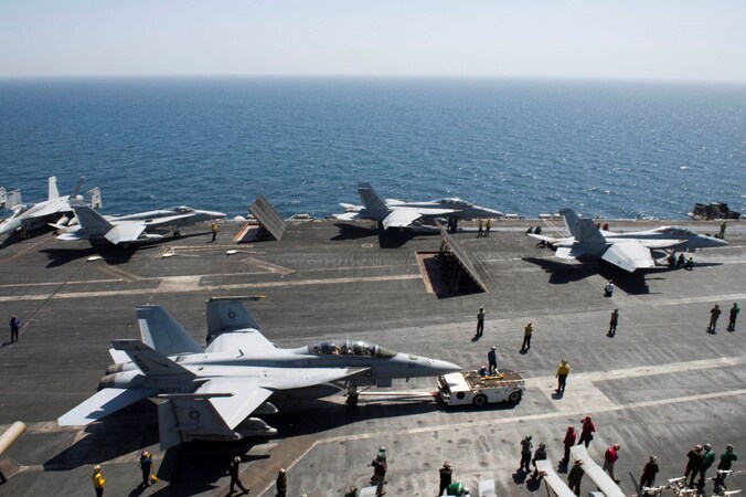 F-18-toestellen van het vliegdekschip USS Theodore Roosevelt maken zich op om op te stijgen.